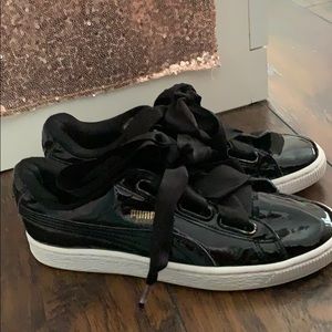 Black Basket Pumas